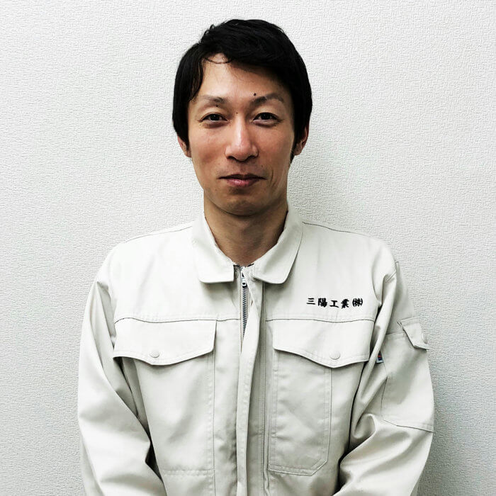 金属電極を専門に製造している工場で働く浅川正和さん