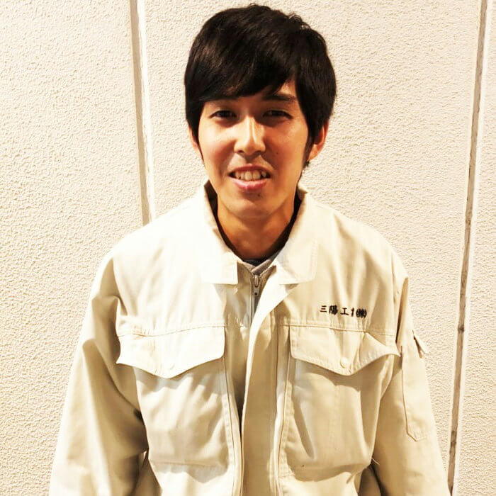 兵庫県にある自動車部品の製造工場で働く岩田明治さん