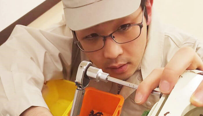 作業中の前田直記さん