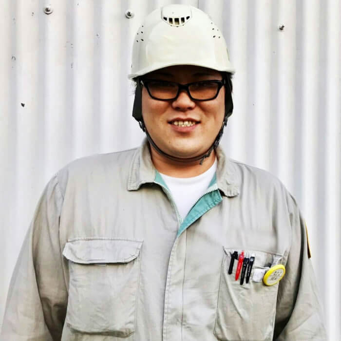 兵庫県の明石にある塗装用ロボット製造工場で働く手塚憲司さん